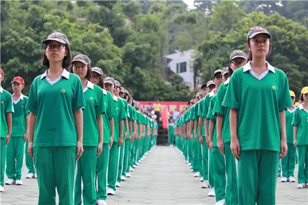 烈日炎炎展军姿 深情款款迎校庆——记广州市执信中学新生军训
